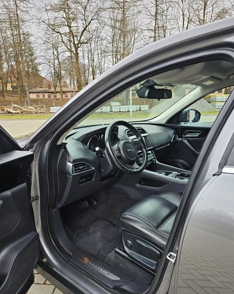 Jaguar F-Pace cena 63000 przebieg: 164000, rok produkcji 2017 z Sanok małe 781